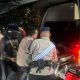 Bukti Nyata, Brimob Gerak Cepat Bantu Laka Lantas di Jalan Raya Bogor- Jakarta