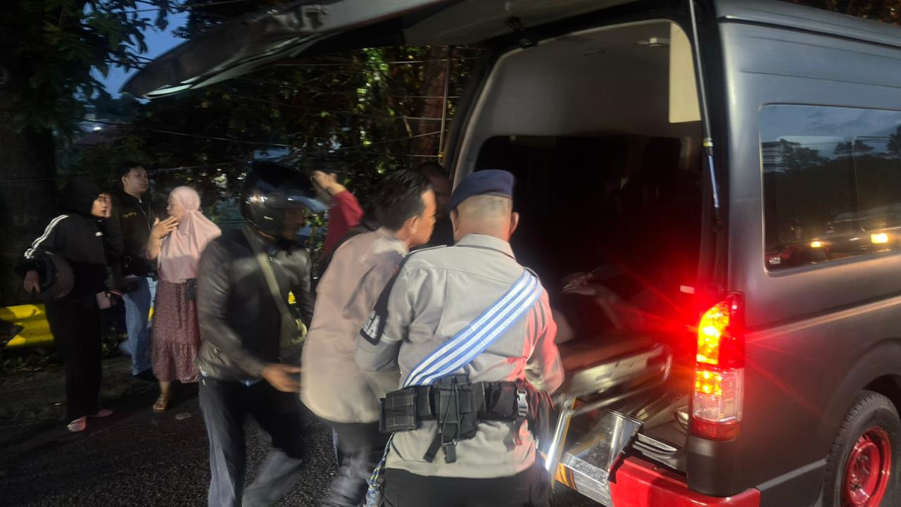 Bukti Nyata, Brimob Gerak Cepat Bantu Laka Lantas di Jalan Raya Bogor- Jakarta