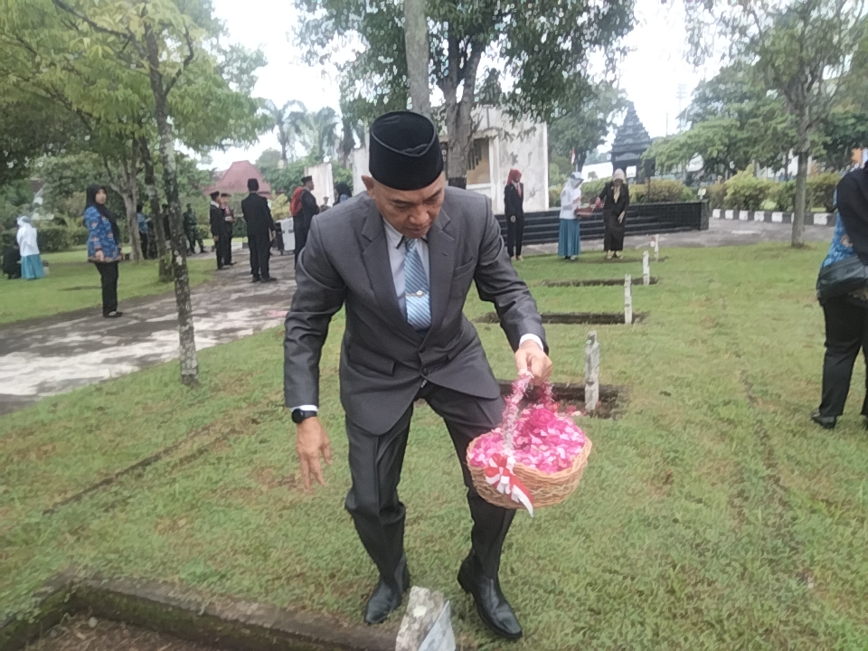 Sekda Agus Triyono Ikuti Upacara Ziarah dan Tabur Bunga Memperingati Hari Pahlawan 