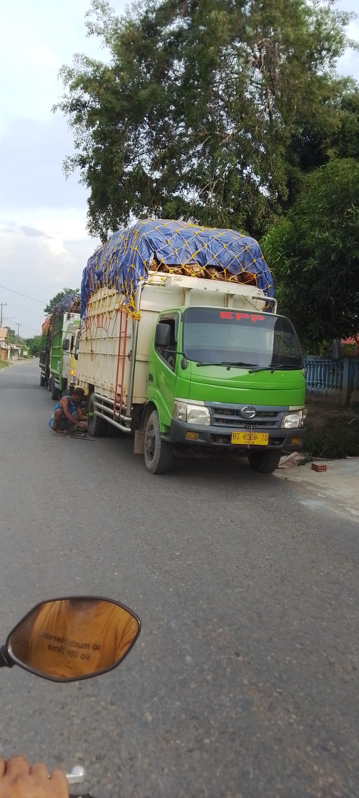 Warga Resah Terkait Mobilisasi Angkutan Buah Kelapa Sawit Diduga Milik PT Aburahmi Yang Melintas di Jalan Umum Desa Air Itam