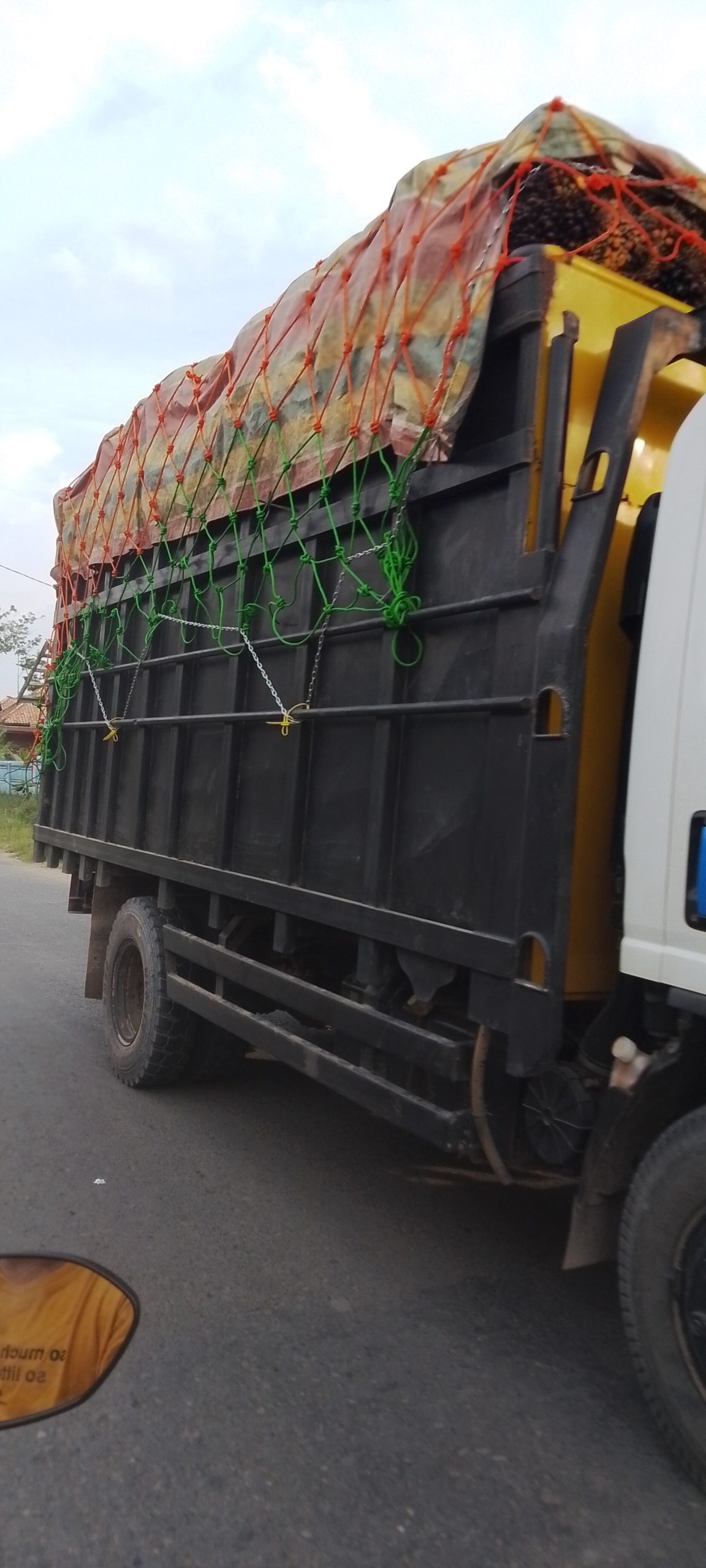 Warga Resah Terkait Mobilisasi Angkutan Buah Kelapa Sawit Diduga Milik PT Aburahmi Yang Melintas di Jalan Umum Desa Air Itam