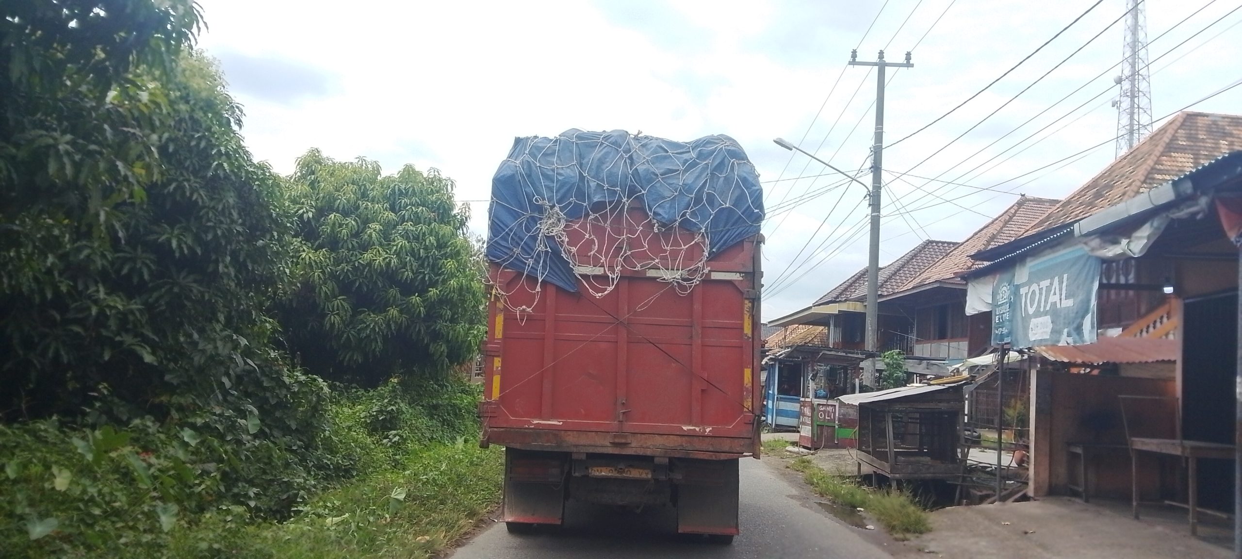 Warga Resah Terkait Mobilisasi Angkutan Buah Kelapa Sawit Diduga Milik PT Aburahmi Yang Melintas di Jalan Umum Desa Air Itam