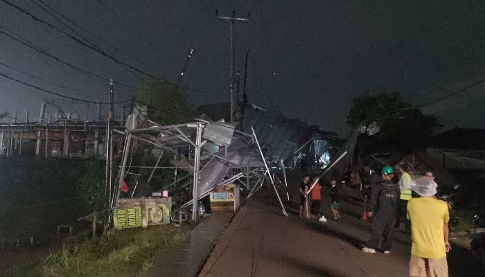 Hujan Deras Disertai Angin Kencang Melanda Wilayah Bojongmangu Akibatkan Atap Ruko Terbang Hingga Listrik PLN Padam