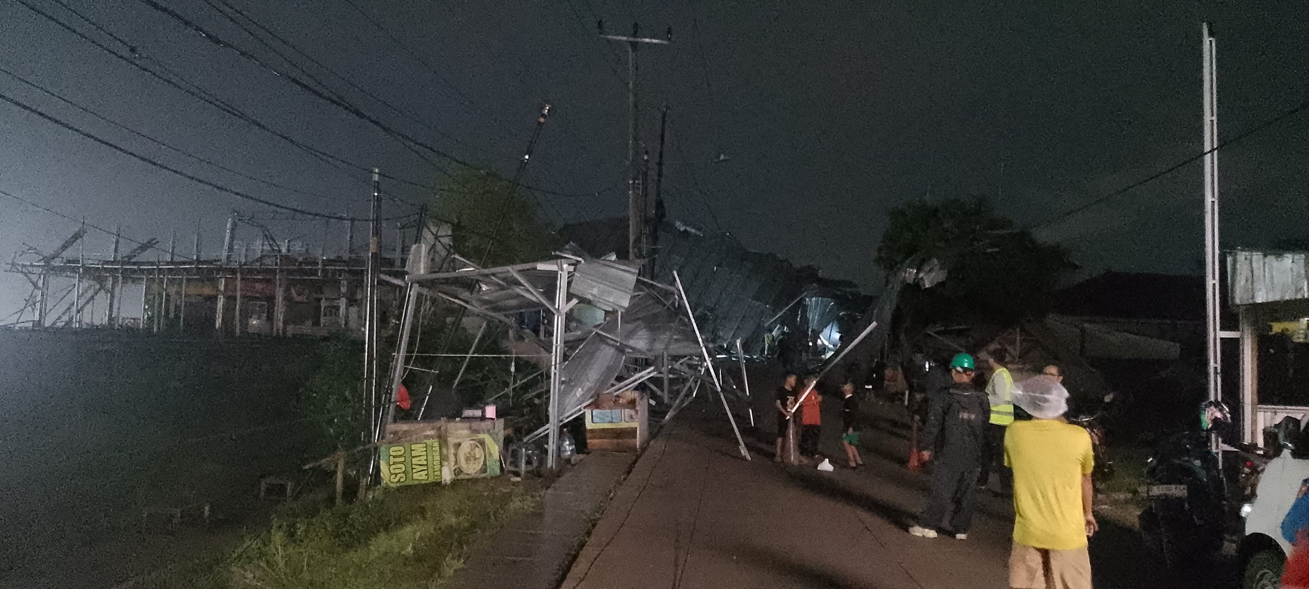 Hujan Deras Disertai Angin Kencang Melanda Wilayah Bojongmangu Akibatkan Atap Ruko Terbang Hingga Listrik PLN Padam
