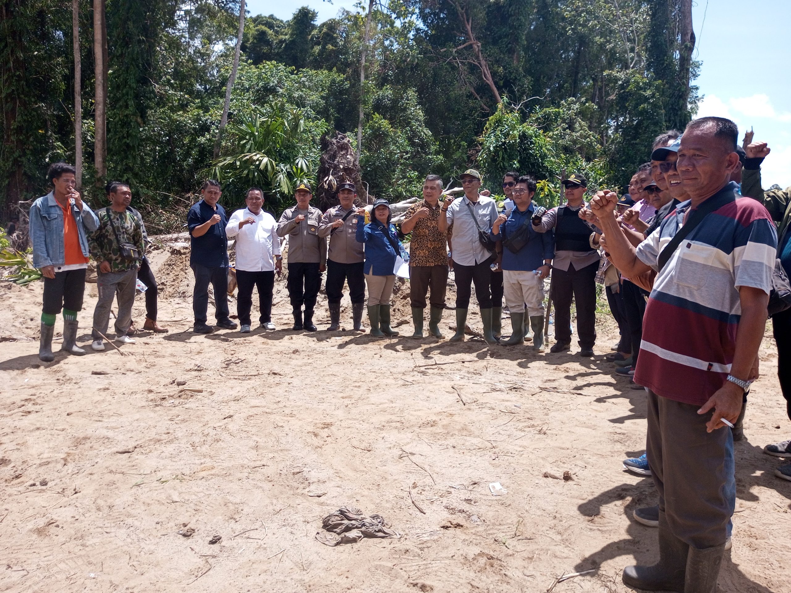 Kapolsek Sibabangun Pimpin Pengamanan Sidang Lapangan PTUN Medan di Lumut Maju