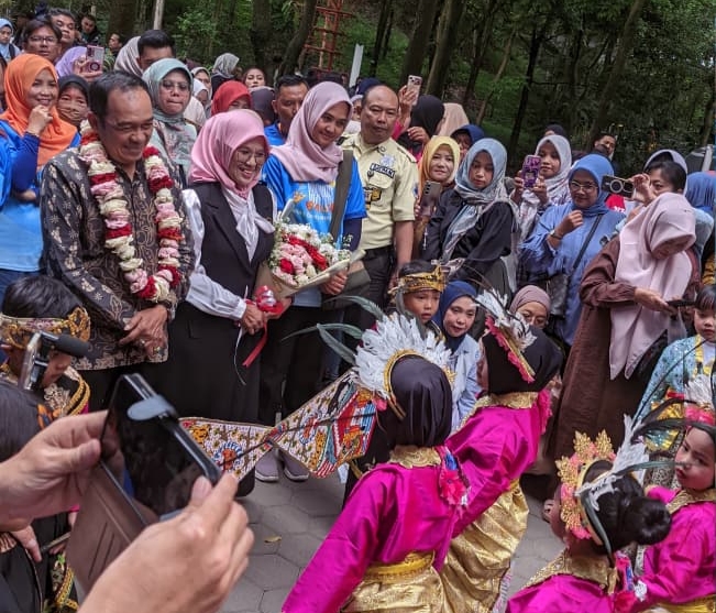 Ngatiyana Membuka Acara Gebyar PAUD Cimahi 2025 Warnai Kreativitas Anak