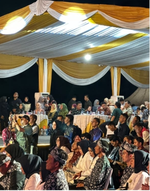 Ribuan Masyarakat PALI Menyaksikan Pembukaan Festival Candi Bumi Ayu di Lapangan Gelora 10 November Komperta Talang Ubi