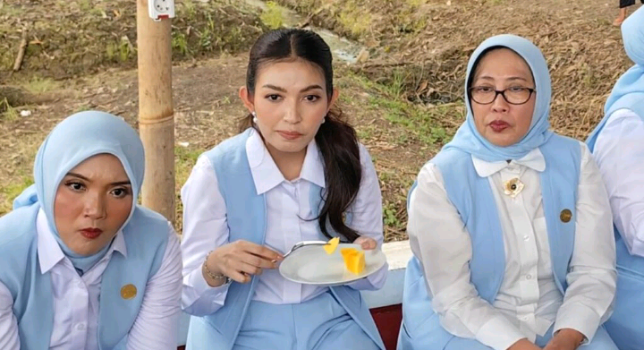 Ibu Wapres Selvi Gibran Tinjau Agrowisata Mangga di Indramayu, Panen dan Cicipi Gedong Gincu