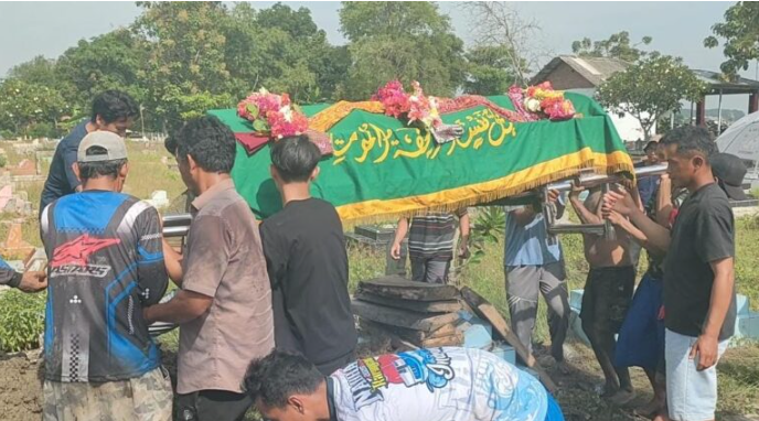Dua Mahasiswa Polindra Korban Susur Sungai Cimanuk Dimakamkan