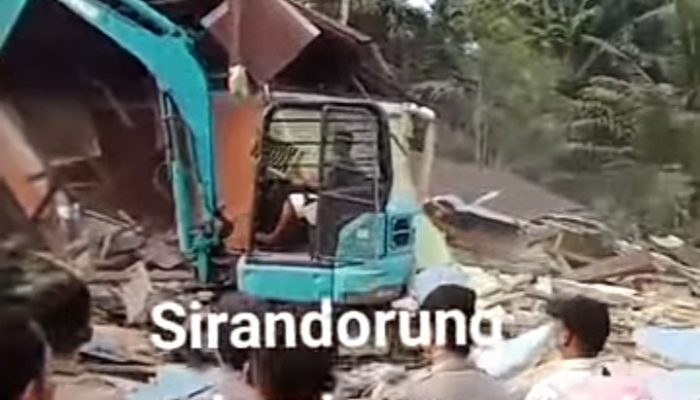Heboh di Facebook! Rumah Warga Sirandorung Dihancurkan, Slogan ‘Adil untuk Semua’ Jadi Sindiran