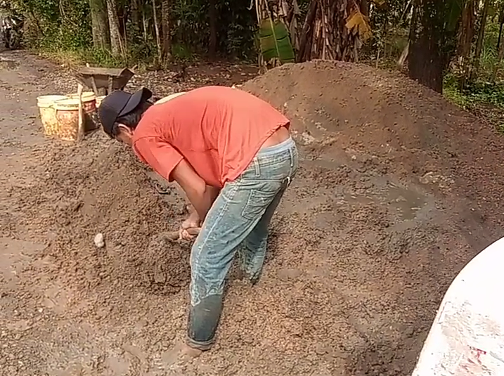 Proyek Senderan di Desa Pawidean Diduga Bermasalah: Material Pasir Campur Waled, Pengerjaan Manual