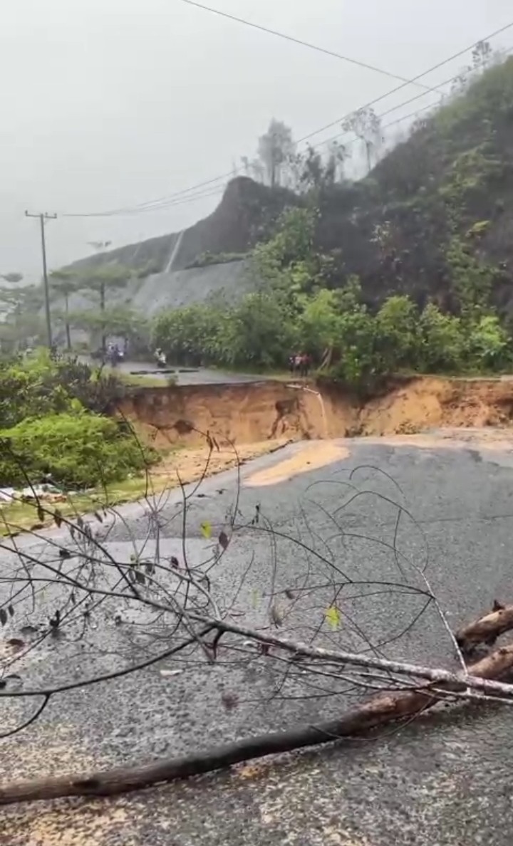 Jalan AR. Surbakti / Jalan Sipan–Sihaporas Amblas: Diduga Ulah Pengerukan Liar, Warga Murka—“Ini Sudah Keterlaluan!”