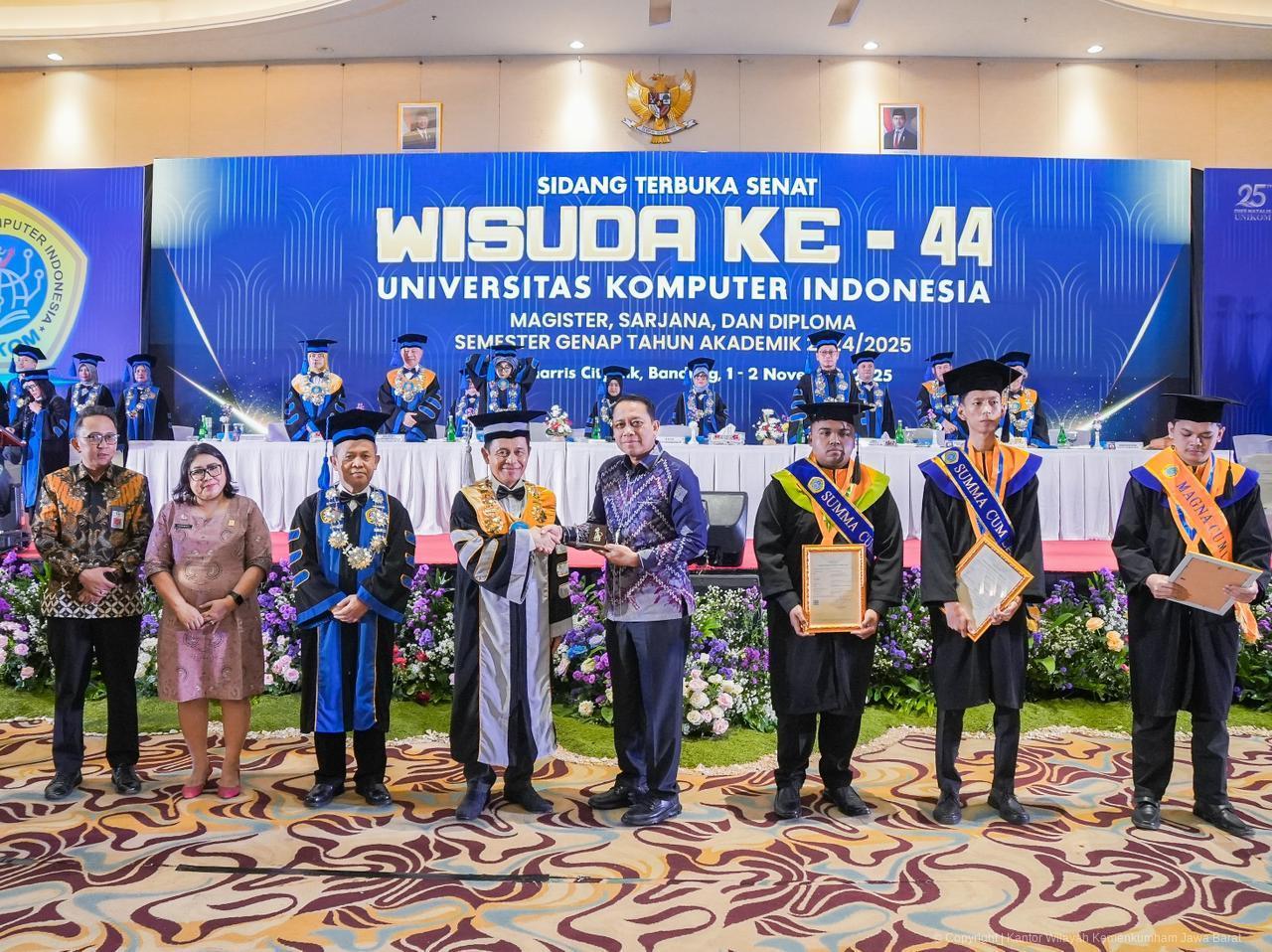 UNIKOM Lantik 1.215 Wisudawan: Rektor Eddy Sampaikan Paparannya UNIKOM Lantik 1.215 Wisudawan: Rektor Eddy Sampaikan Paparannya