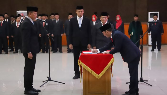 Lantik Sekda Baru, Bupati Bekasi Harapkan Birokrasi Pemerintahan Tambah Gesit