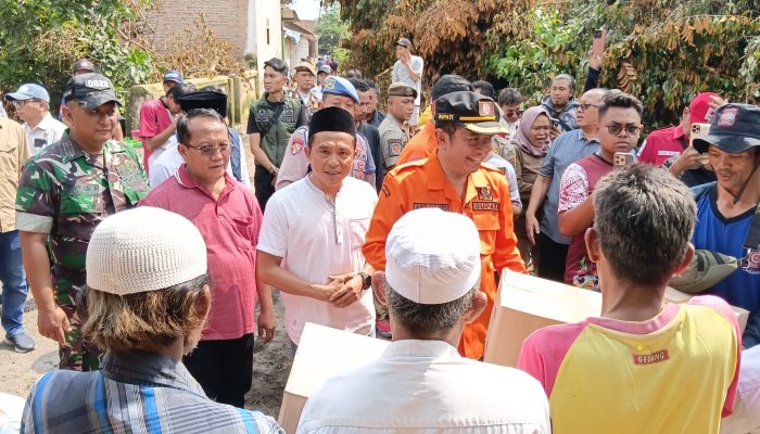 Bupati Bondowoso Tinjau Lokasi Bencana di Desa Pengarang, Serahkan Bantuan untuk 12 KK dan Evaluasi Infrastruktur Bupati Bondowoso Tinjau Lokasi Bencana di Desa Pengarang, Serahkan Bantuan untuk 12 KK dan Evaluasi Infrastruktur