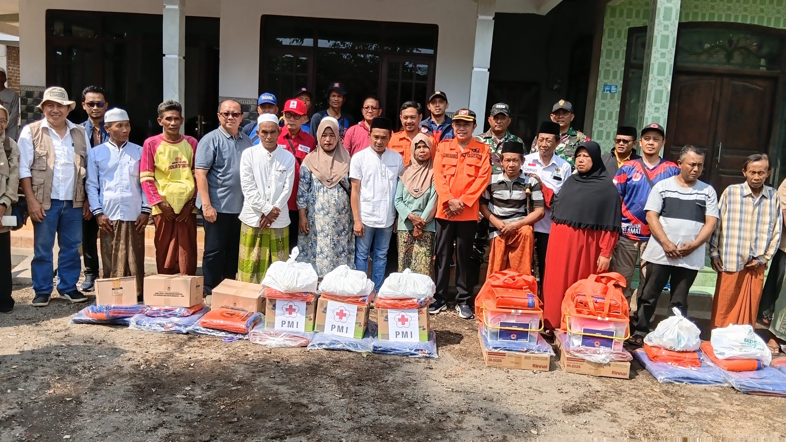 Bupati Bondowoso Tinjau Lokasi Bencana di Desa Pengarang, Serahkan Bantuan untuk 12 KK dan Evaluasi Infrastruktur
