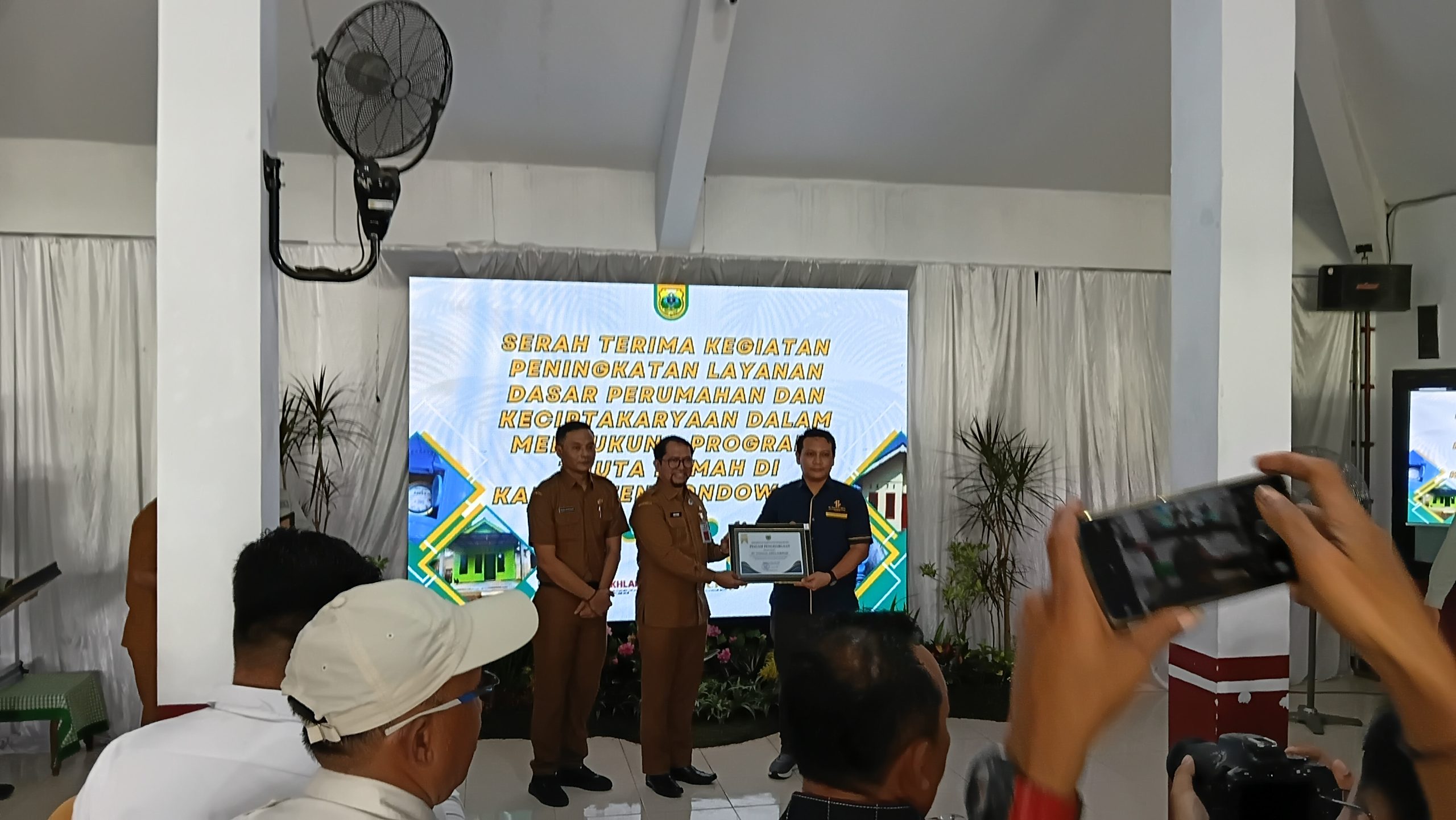 Pemkab Bondowoso Serahkan 60 Unit RTLH & Bantuan Sambungan Air — Upaya Perkuat Hunian Layak bagi Warga