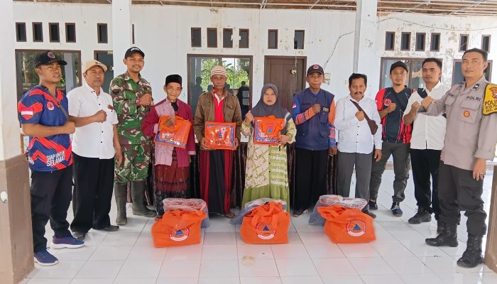 Bupati Bondowoso KH. Abdul Hamid Wahid Salurkan Bantuan untuk Warga Terdampak Angin Kencang Melalui BPBD dan Baznas