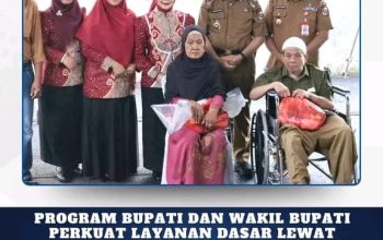 Program  Bupati  Dan Wakil Bupati  Perkuat Layanan  Dasar Lewat Penyerahan Seragam  Sekolah  Dan Alat Bantu kesehatan