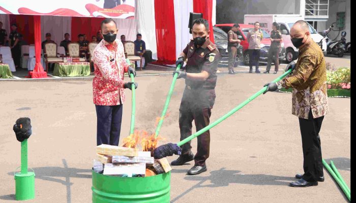 Sekretaris Daerah Kabupaten Bekasi, Endin Samsudin, Apresiasi Pemusnahan Barang Bukti Tindak Pidana di Kejari