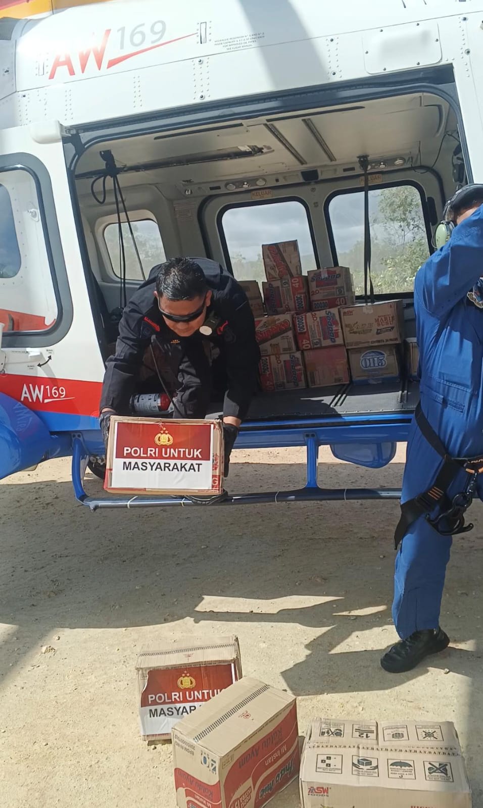Polri Lakukan Air Drop Logistik di Tiga Titik Terisolasi Taput–Tapteng, Pastikan Bantuan Tetap Sampai