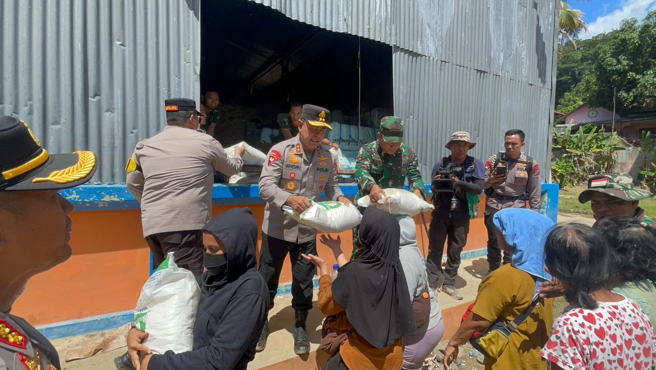 Kapolda Sumut dan Pangdam I/BB Turun Langsung Bagikan Beras untuk Korban Bencana di Tapanuli Tengah