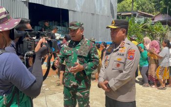 Kapolda Sumut dan Pangdam I/BB Turun Langsung Bagikan Beras untuk Korban Bencana di Tapanuli Tengah