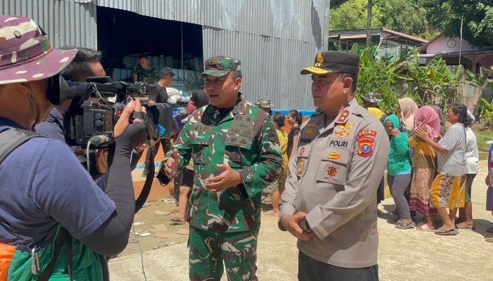 Kapolda Sumut dan Pangdam I/BB Turun Langsung Bagikan Beras untuk Korban Bencana di Tapanuli Tengah