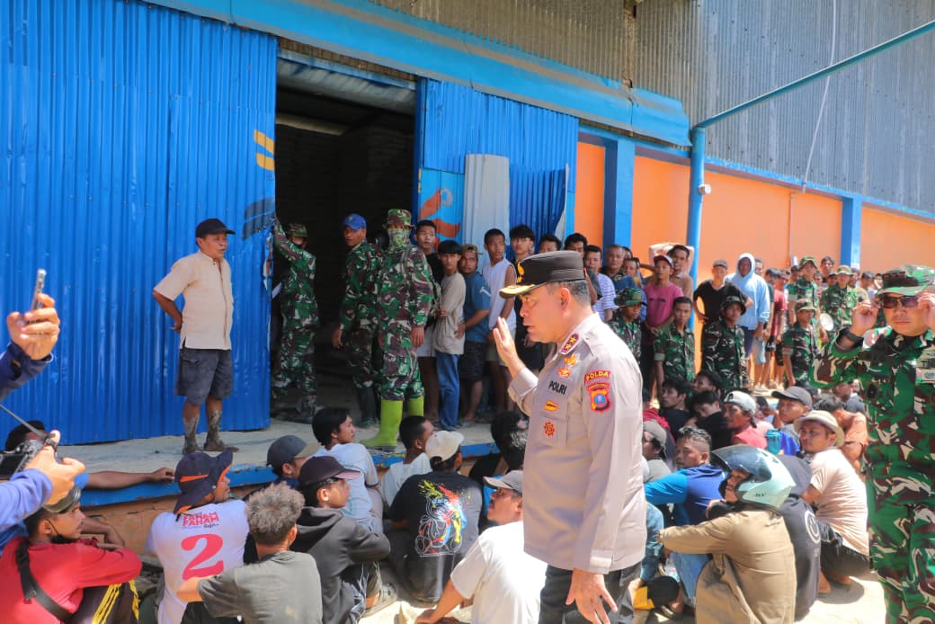 Polri Bergerak Tanpa Henti: Ribuan Warga Dievakuasi, Bantuan Dikebut ke Daerah Terisolir Polri Bergerak Tanpa Henti: Ribuan Warga Dievakuasi, Bantuan Dikebut ke Daerah Terisolir