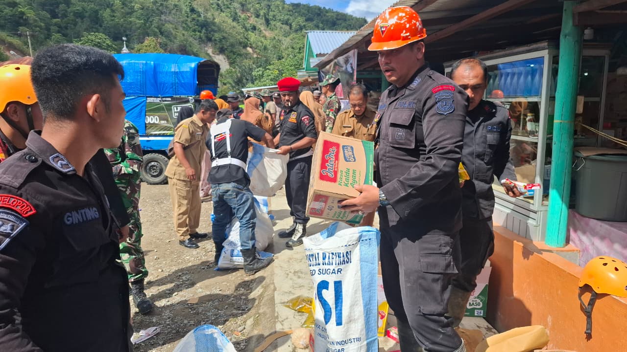 Polri Bergerak Tanpa Henti: Ribuan Warga Dievakuasi, Bantuan Dikebut ke Daerah Terisolir Polri Bergerak Tanpa Henti: Ribuan Warga Dievakuasi, Bantuan Dikebut ke Daerah Terisolir