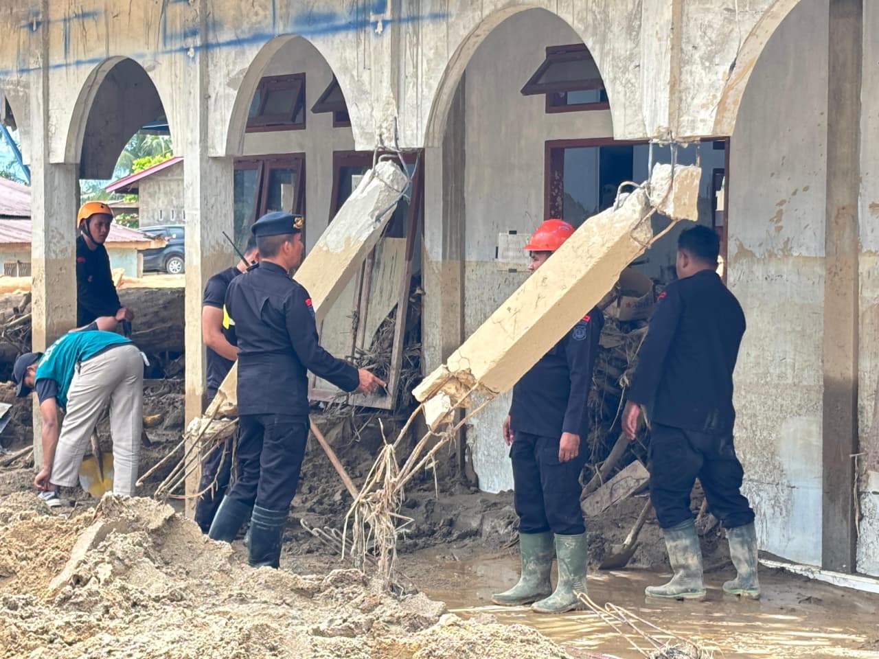 Polri Bergerak Tanpa Henti: Ribuan Warga Dievakuasi, Bantuan Dikebut ke Daerah Terisolir Polri Bergerak Tanpa Henti: Ribuan Warga Dievakuasi, Bantuan Dikebut ke Daerah Terisolir
