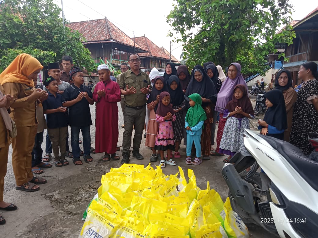 Pemerintah Desa Air itam Timur  Salurkan Bantuan Berupa Beras Kepada 50 Anak Yatim-piatu 