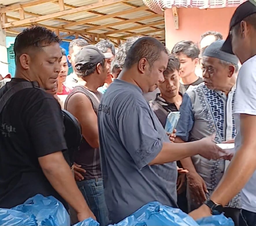 TAPTENG — Usai Salat Jumat, Mantan Bupati Bakhtiar Ahmad Sibarani Kunjungi Warga Terdampak Banjir di Gang Badar