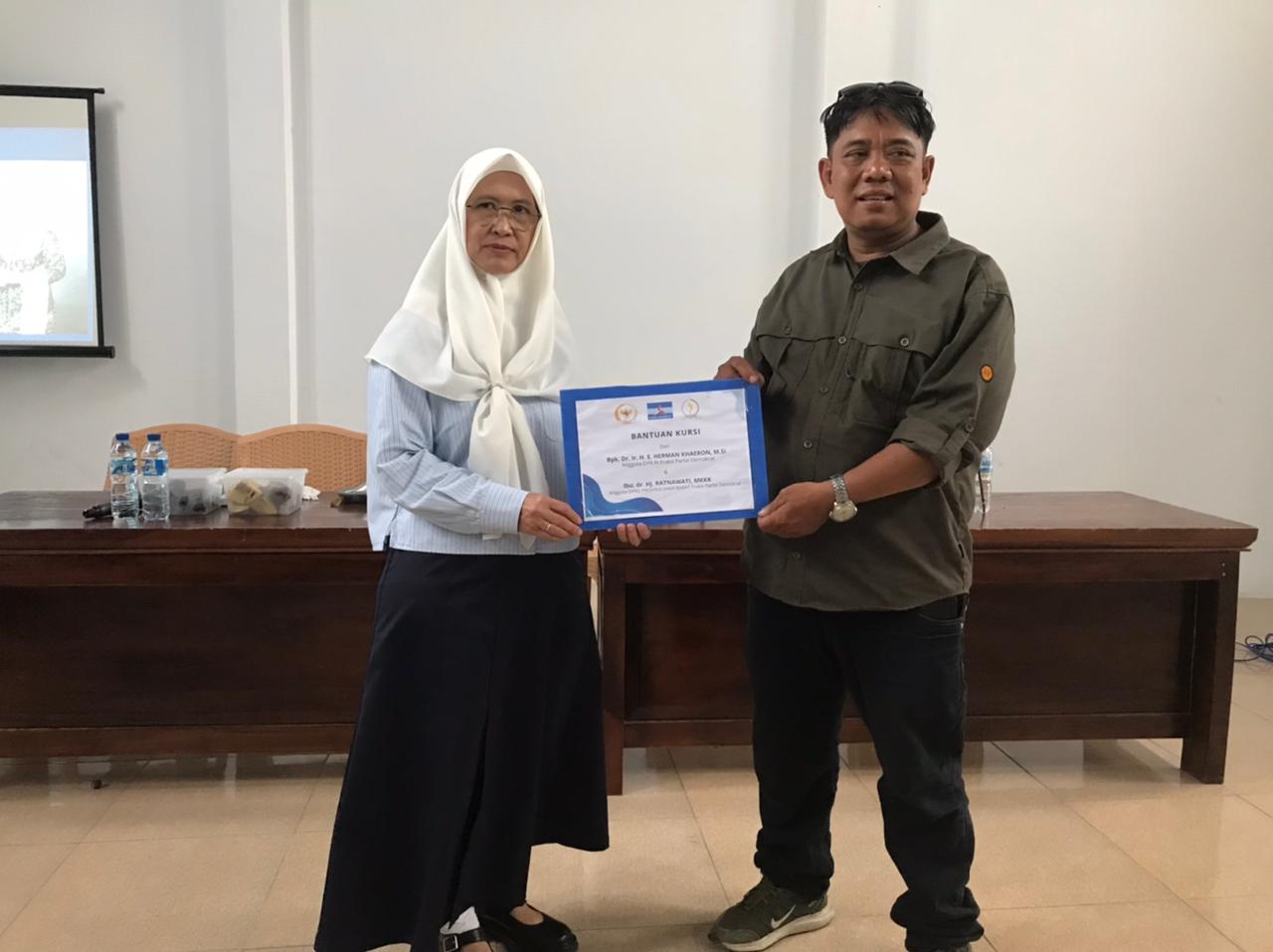 dr. Hj. Ratnawati Serap Aspirasi Warga Jatibarang Baru dan Serahkan Bantuan Secara Simbolis