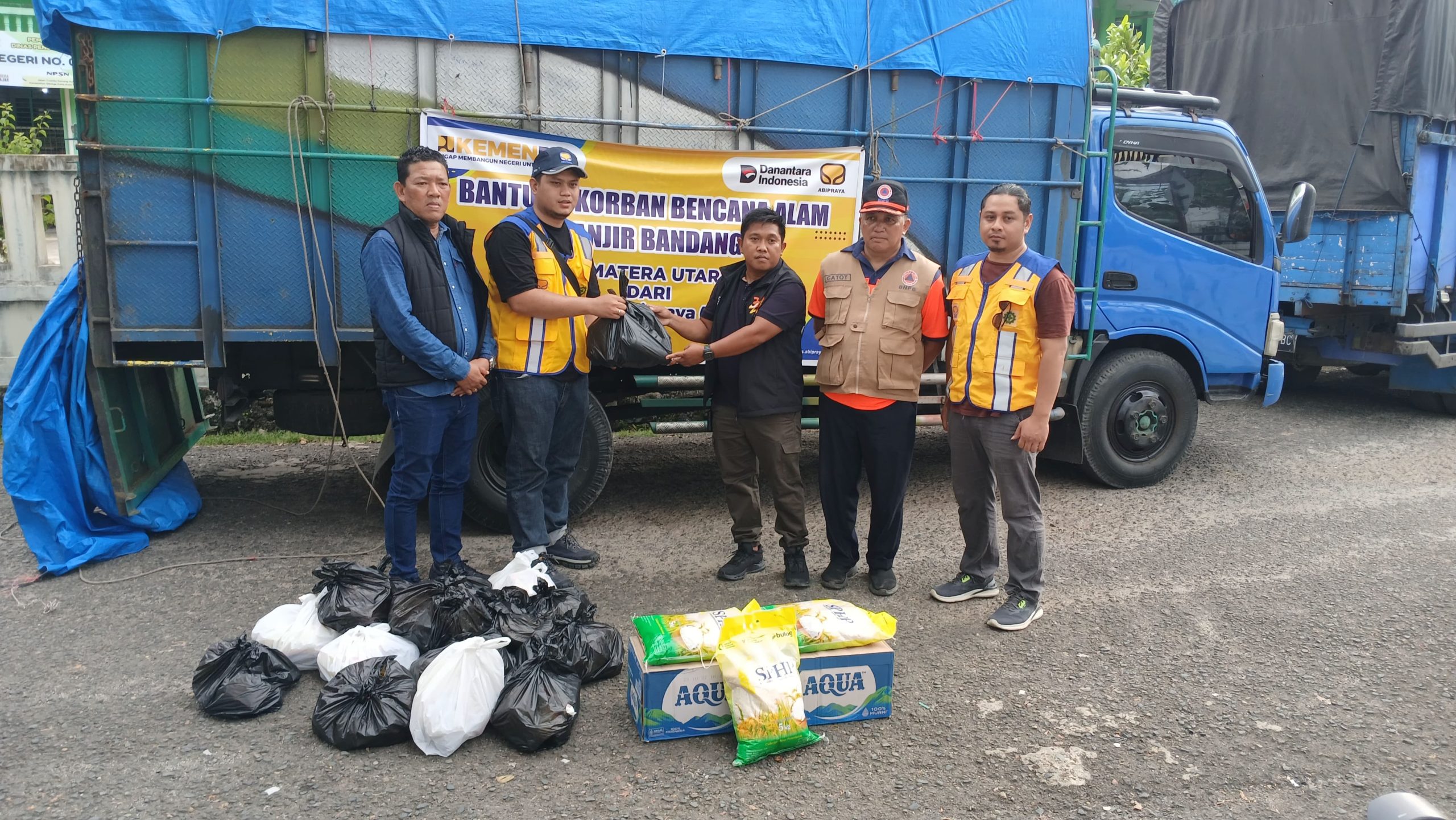 Pemko Sibolga Terima Bantuan Lima Truk Sembako dan Alat Berat dari PT Brantas Abipraya untuk Pemulihan Pascabencana