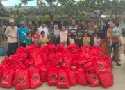 Rapidin Simbolon Salurkan 500 Paket Sembako Melalui Famoni Gulo untuk Dua Posko Bencana di Tukka