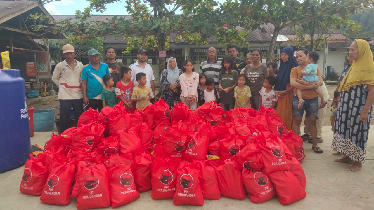 Rapidin Simbolon Salurkan 500 Paket Sembako Melalui Famoni Gulo untuk Dua Posko Bencana di Tukka