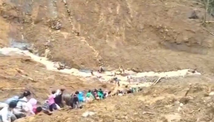 Warga Aek Bottar Tempuh Jalur Bukit dan Sungai Demi Mencapai Lokasi Pengungsian