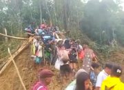 Warga Aek Bottar Tempuh Jalur Bukit dan Sungai Demi Mencapai Lokasi Pengungsian