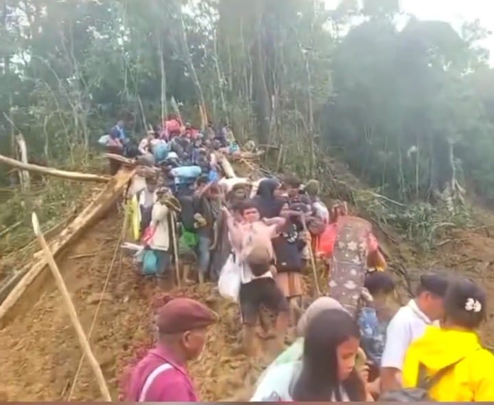 Warga Aek Bottar Tempuh Jalur Bukit dan Sungai Demi Mencapai Lokasi Pengungsian