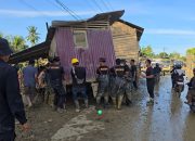 Bahu Membahu , Brimob Pindahkan Rumah Terseret Banjir Yang Melintang di Jalan Nasional Tamiang – Langsa