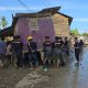Bahu Membahu , Brimob Pindahkan Rumah Terseret Banjir Yang Melintang di Jalan Nasional Tamiang - Langsa