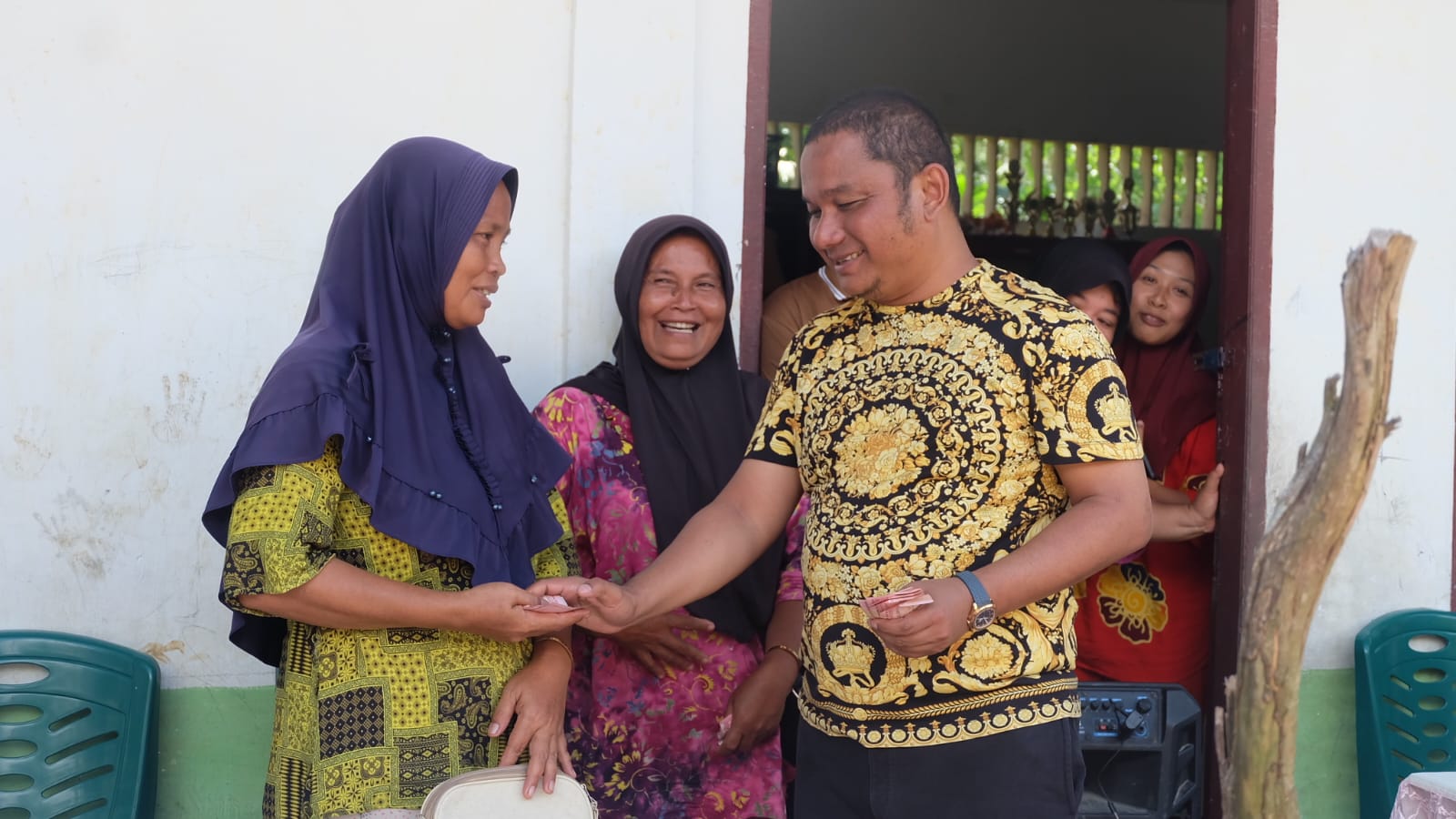 Tali Kasih Bakhtiar Sibarani: Kunjungi Pengungsi di Dua Desa dan Berikan Bantuan