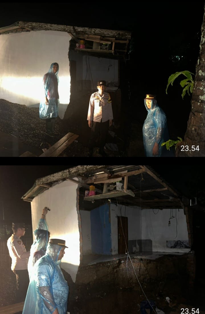 LONGSOR TERJANG BUKIT TUDUNG, SATGAS POLSEK TALANG UBI GERAK CEPAT LAKUKAN MONITORING DAN KOORDINASI PENANGANAN