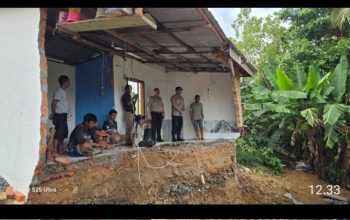 Kapolres PALI Tinjau Lokasi Longsor di Bukit Tudung, Rumah Warga Alami Kerusakan Berat