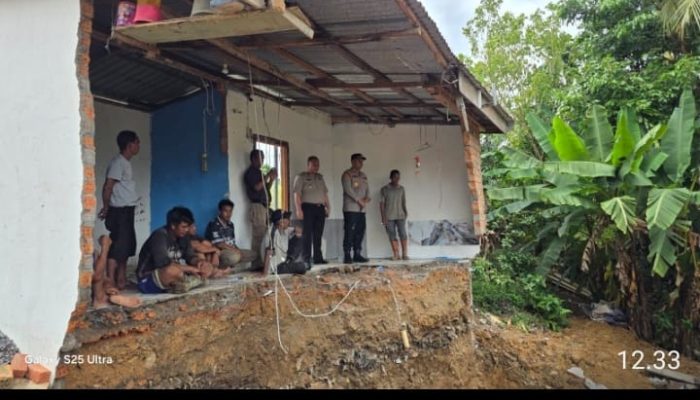 Kapolres PALI Tinjau Lokasi Longsor di Bukit Tudung, Rumah Warga Alami Kerusakan Berat