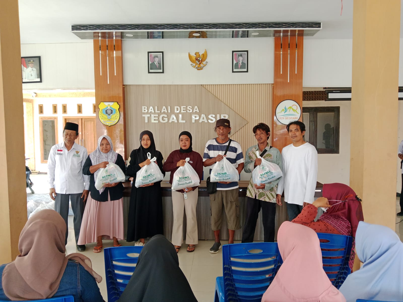 Bupati Bondowoso KH. Abdul Hamid Wahid Salurkan Bantuan untuk Warga Terdampak Angin Kencang Melalui BPBD dan Baznas