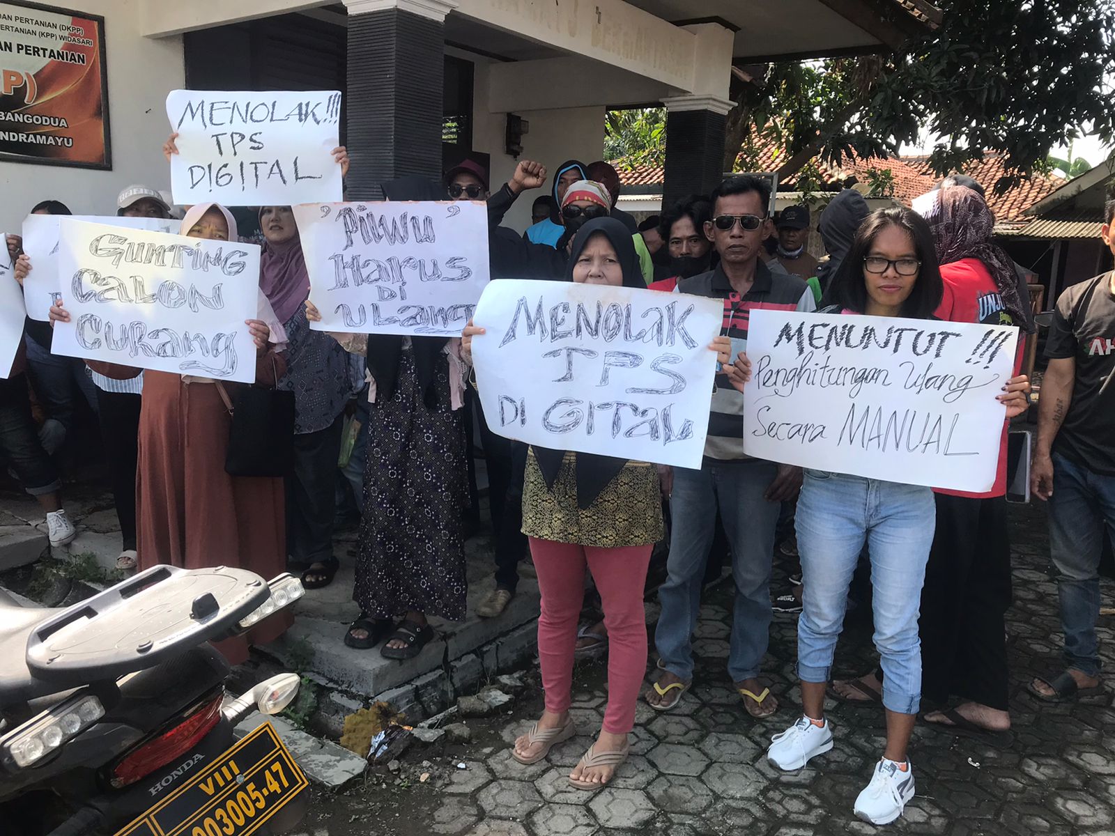 Warga Desa Mulyasari Bangodua Protes Desak Pilwu Sistem Digital Diulang