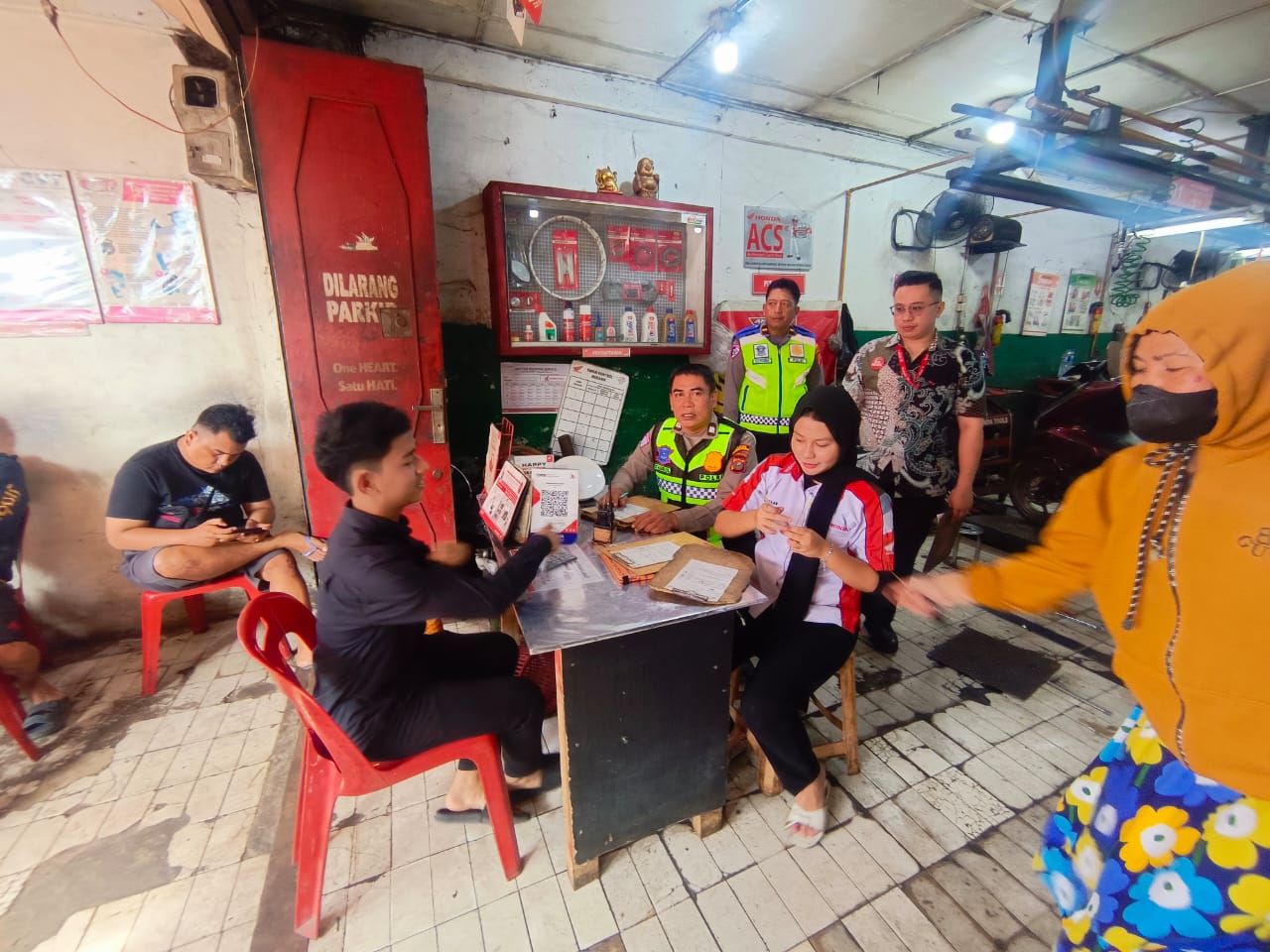 Polres Pelabuhan Belawan Berikan Servis Motor Gratis untuk Warga Terdampak Banjir Polres Pelabuhan Belawan Berikan Servis Motor Gratis untuk Warga Terdampak Banjir