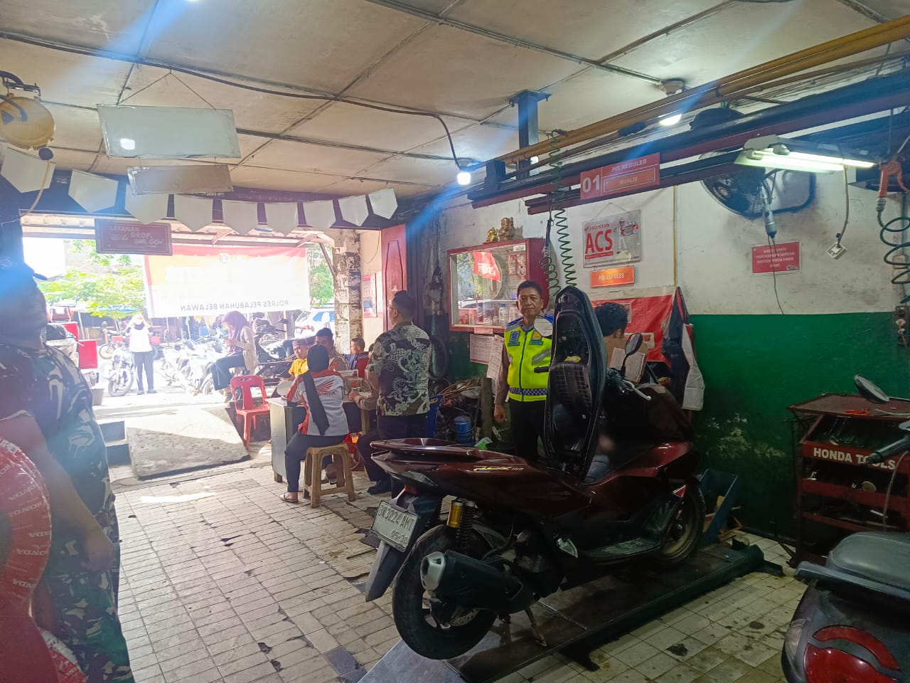 Polres Pelabuhan Belawan Berikan Servis Motor Gratis untuk Warga Terdampak Banjir Polres Pelabuhan Belawan Berikan Servis Motor Gratis untuk Warga Terdampak Banjir